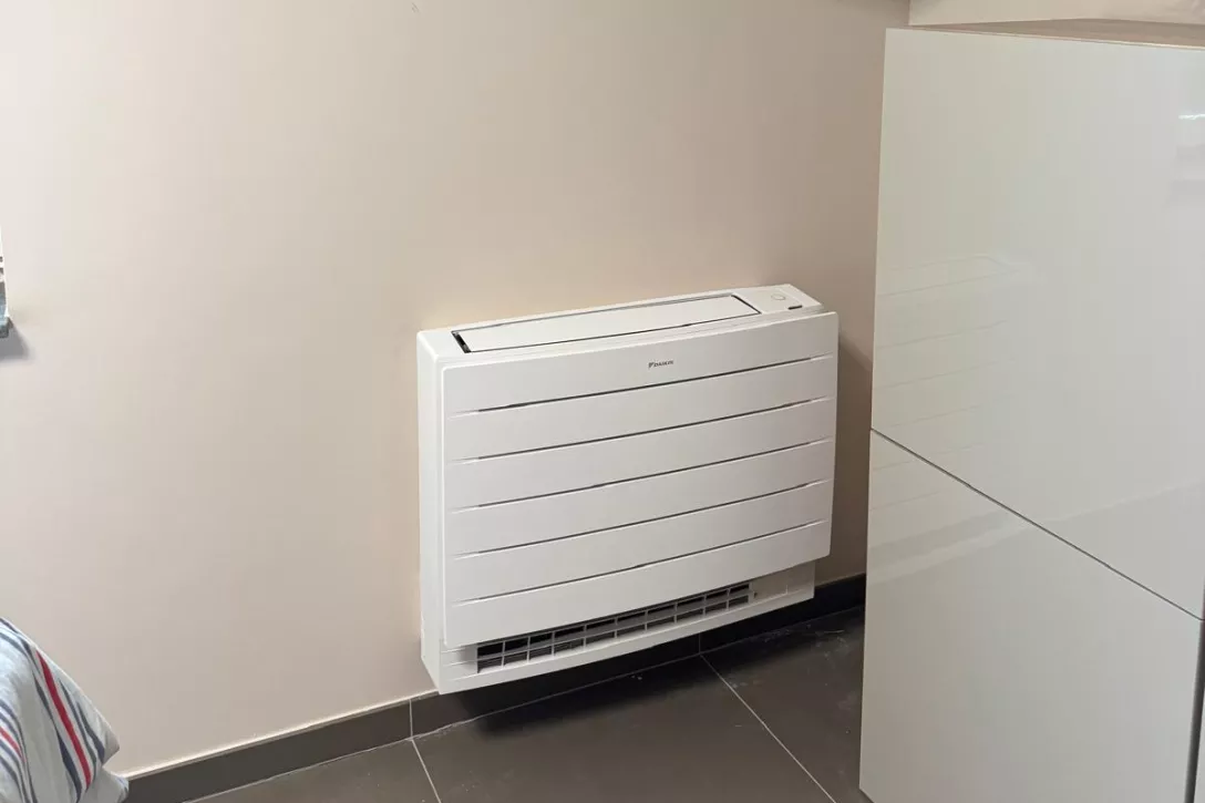 Geniet van een comfortabelere woning met geavanceerde verwarmings-, koelings- en luchtzuiveringsfuncties in ons vloermodel.