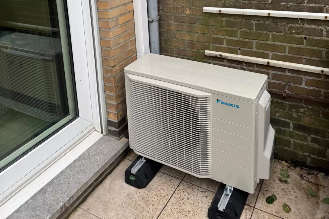 terwijl de buitenunit de warmte afvoert.