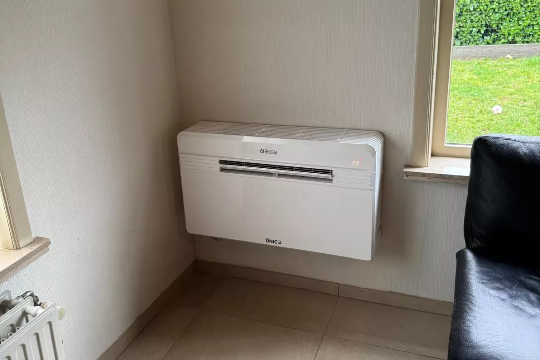 De binnenunit koelt de lucht in de kamer